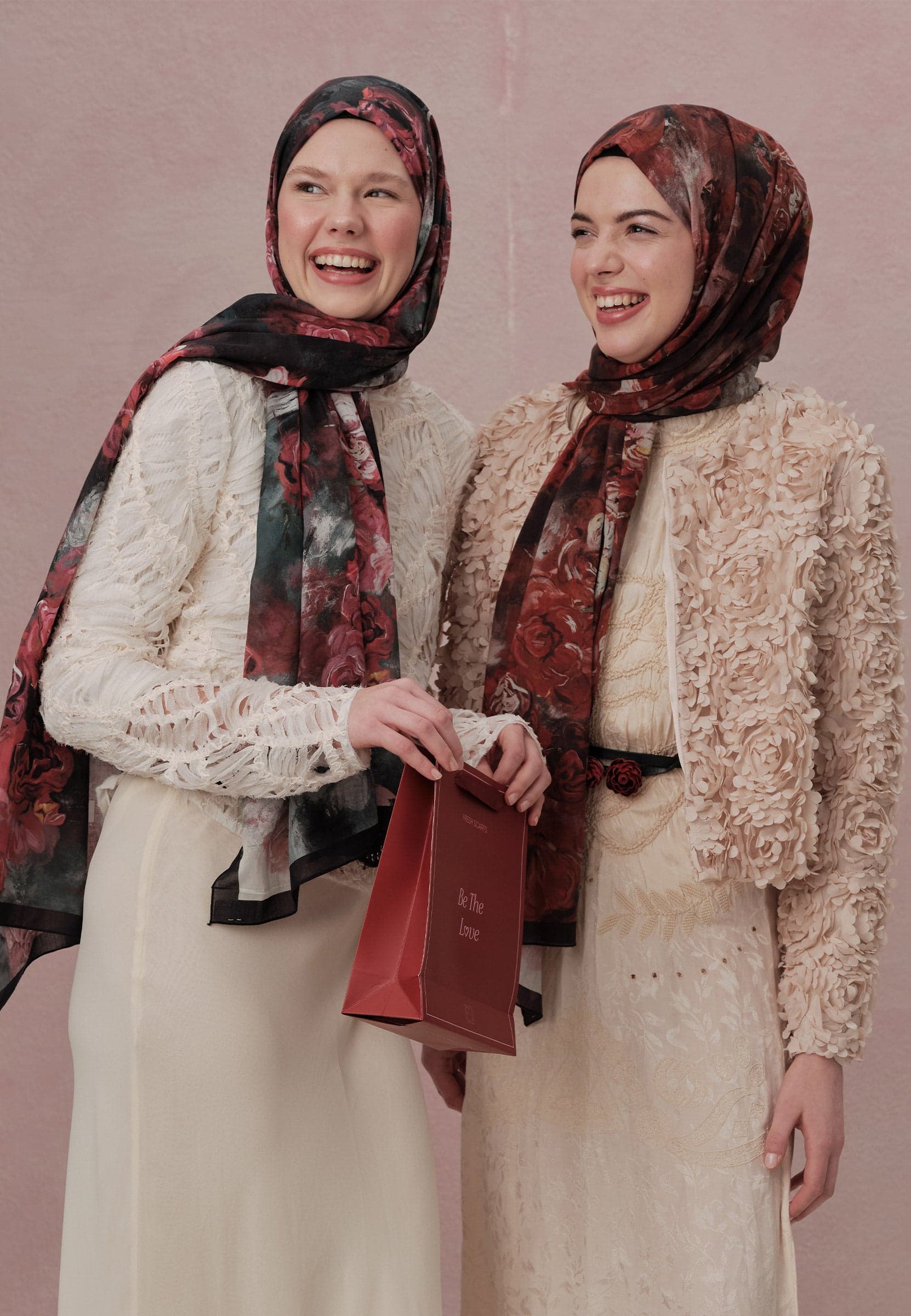 Love In Bloom Desen Vual Şal Kırmızı