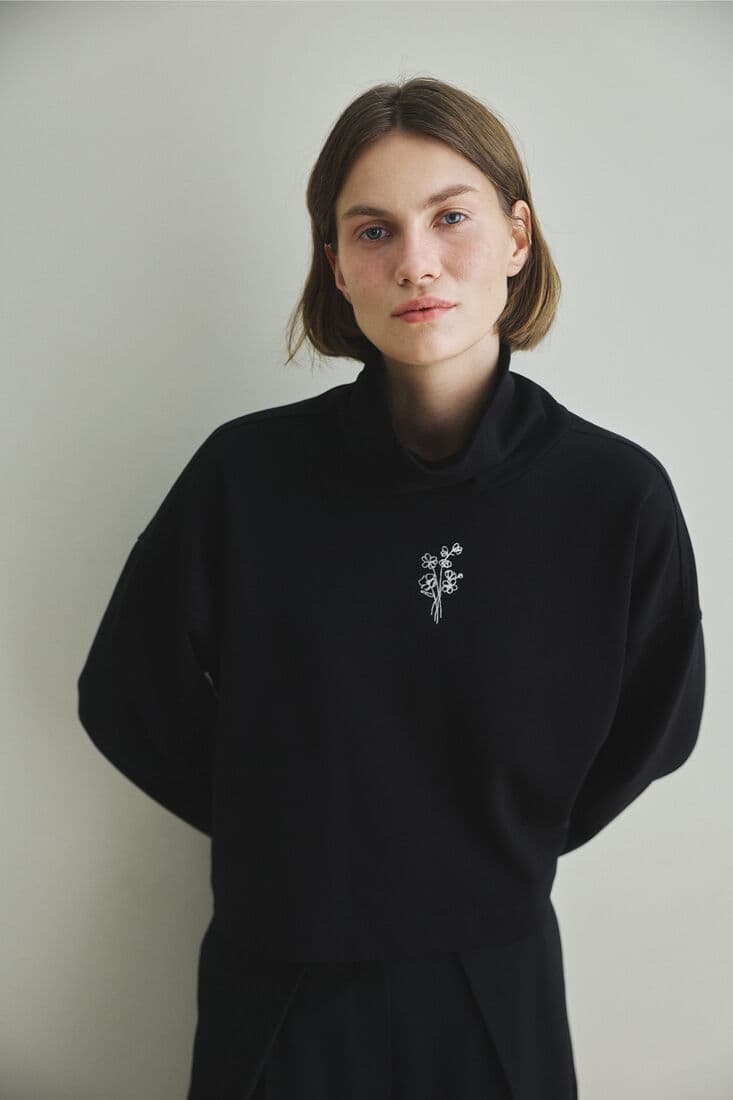 SİYAH DİK YAKA NAKIŞLI SWEATSHIRT