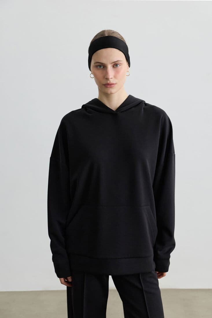 SİYAH KAPÜŞONLU İNCE SWEATSHIRT