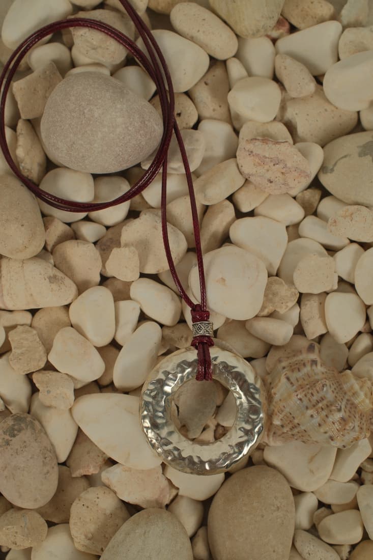 GÜMÜŞ DETAYLI BORDO İPLİ KOLYE